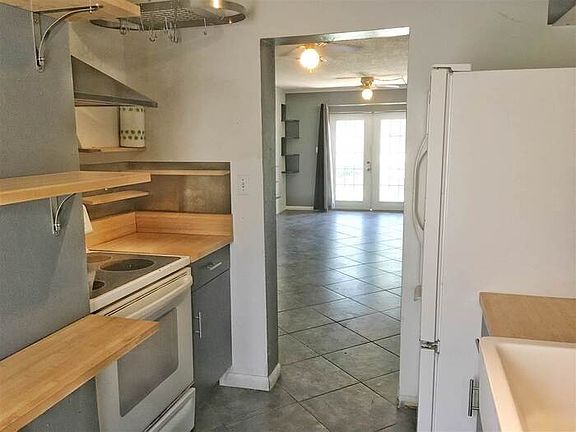 3rd image of 2325 W Pensacola St APT 174