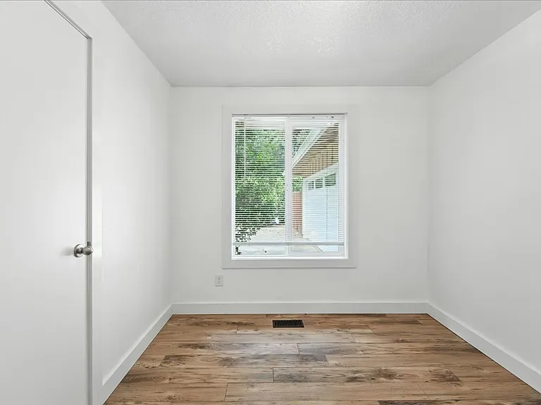 2448 Margery St — Photo 17