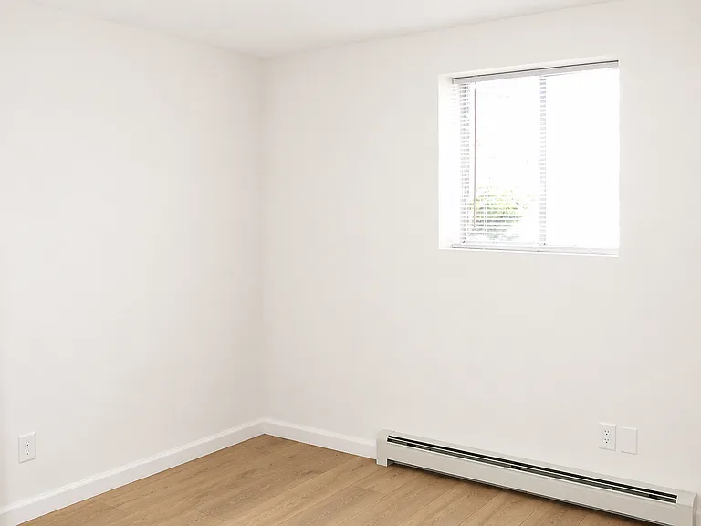 Bright & Spacious 2-Bedroom Residence Across from Berkeley Park — Photo 12