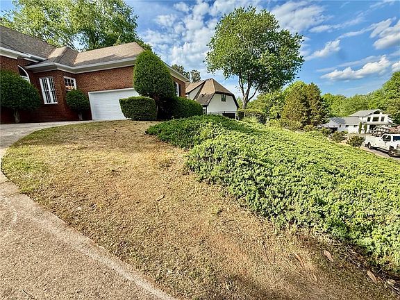 4th image of 3607 Hampstead Ln NE