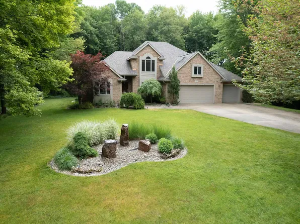 3172 N Carriage Ct, Midland, MI 48642