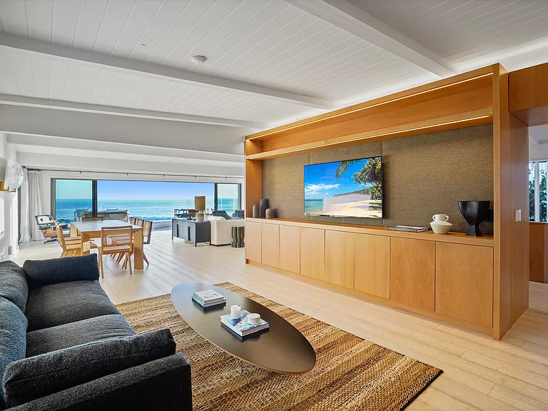 Unwind in comfort, with the sea as your backdrop.