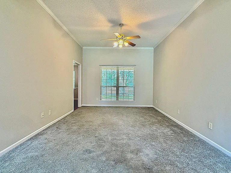 1130 Montclair Dr — Photo 3