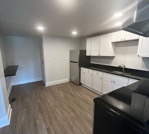 5th image of 310 E Linden St