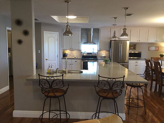 Lg Quartz L-Shaped Seating