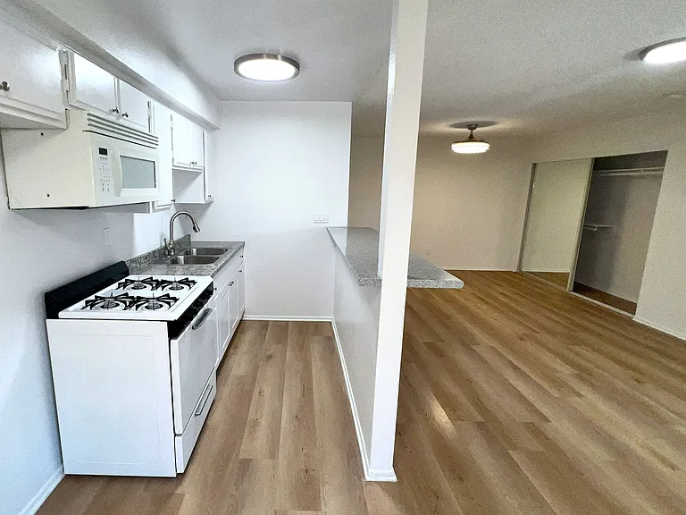 5708 Tujunga Ave — Photo 10