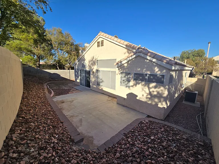 2417 Bloomington Dr — Photo 20