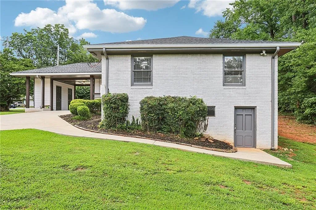 3 bed, 2.0 bath, 1252 sqft, $3,200 — Photo 2