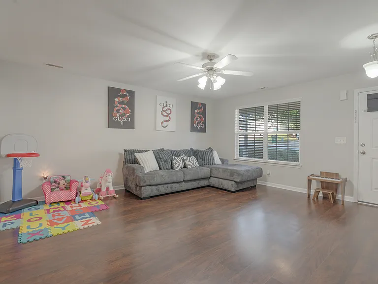223 Stockbridge Dr — Photo 4