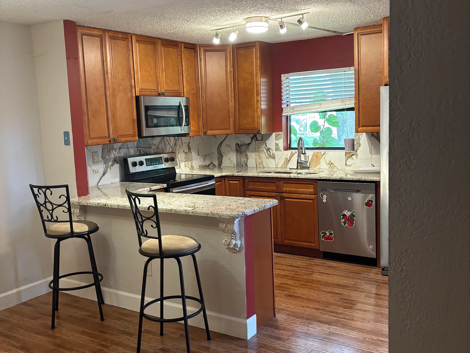 2 bed, 1.5 bath, 1328 sqft, $1,750 — Photo 4