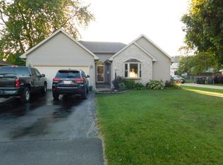 5949 S 32nd St, Greenfield, WI 53221