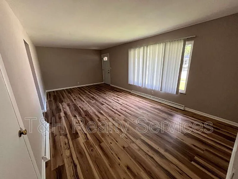 2301 W Murden St — Photo 3