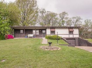 302 NW North Shore Dr, Lake Waukomis, MO 64151