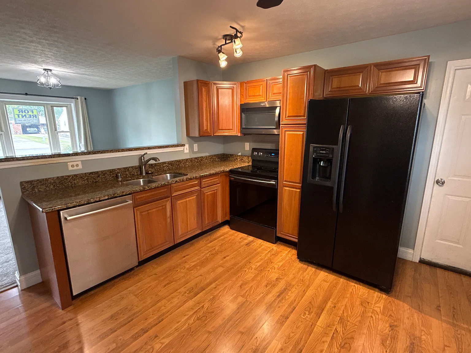 3 bed, 1131 sqft, $1,800 — Photo 2