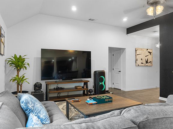 4th image of 121 Cecil Cir