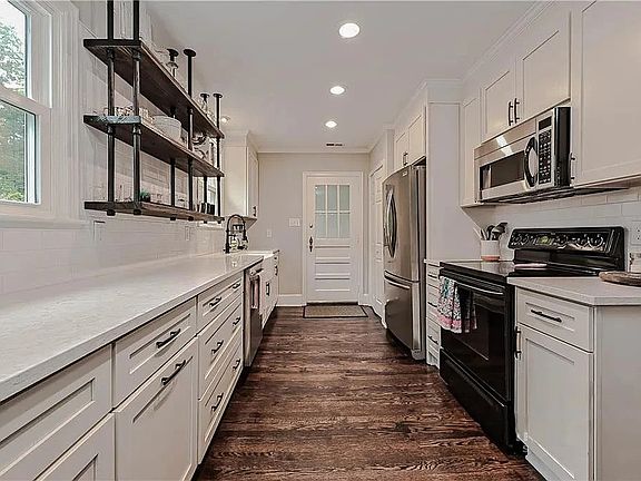 4th image of 3117 Windsor Dr