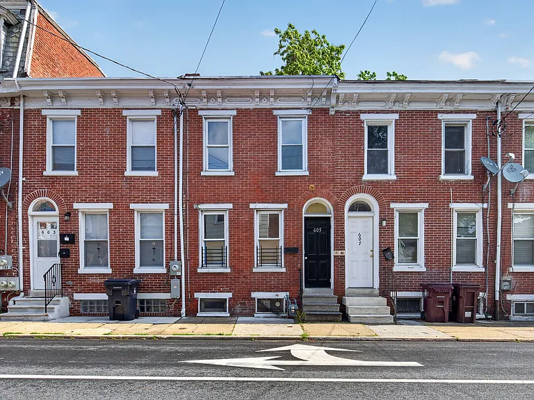 605 E 10th St — Photo 34