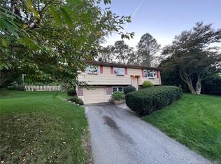 83 Holly Hill Dr, Uncasville, CT 06382