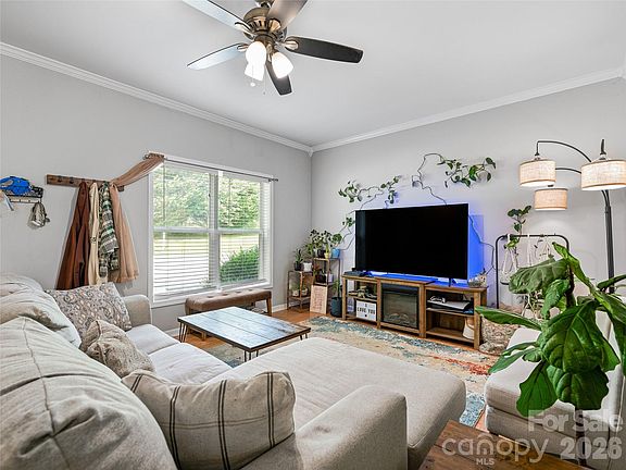 4th image of 404 Villas Ct