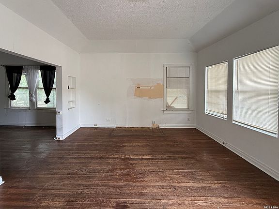 4th image of 836 Avondale