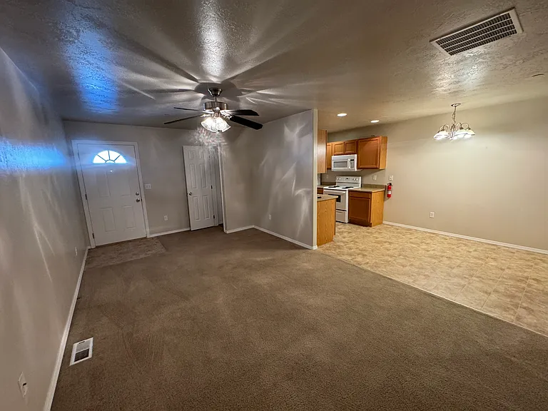 915 NW Maggie Ct #B — Photo 5