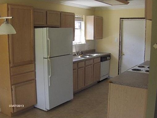 4th image of 222 Dianne Pl