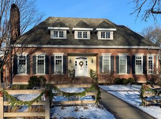 668 Essex Rd, Glen Ellyn, IL 60137