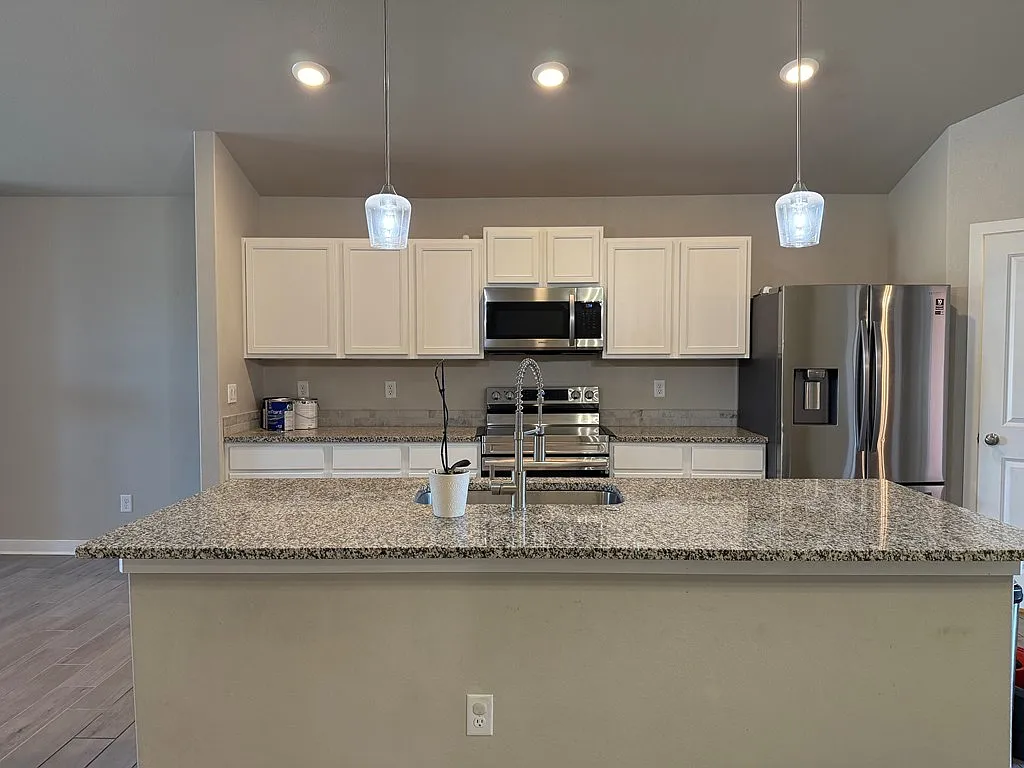 3 bed, 2.0 bath, 1667 sqft, $2,500 — Photo 4
