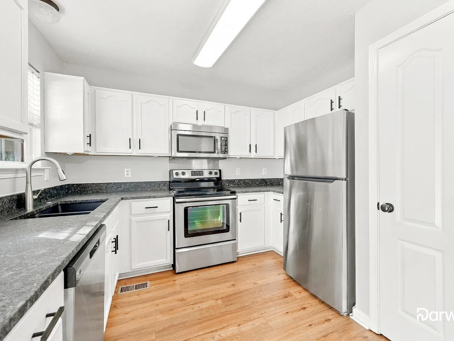 3 bed, 2.0 bath, 1240 sqft, $2,530 — Photo 3