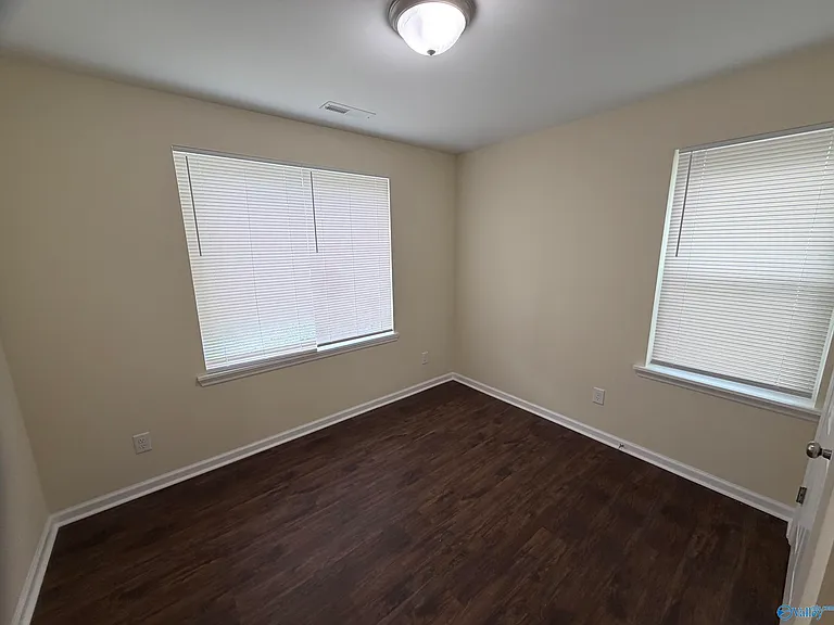 821 Moulton St E — Photo 10