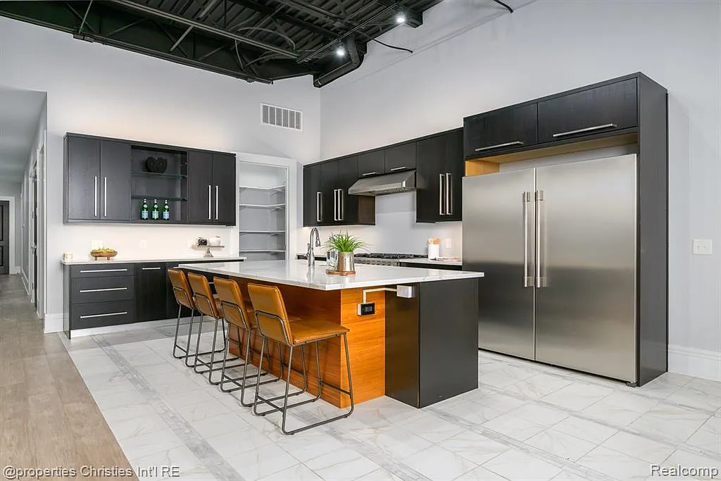 3 bed, 3.5 bath, 2842 sqft, $5,300 — Photo 3