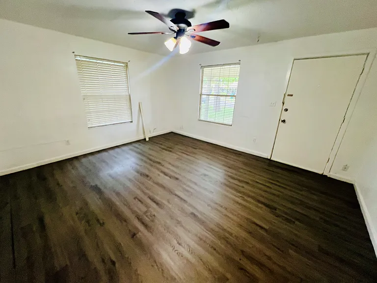 2101 Westchester Dr — Photo 2