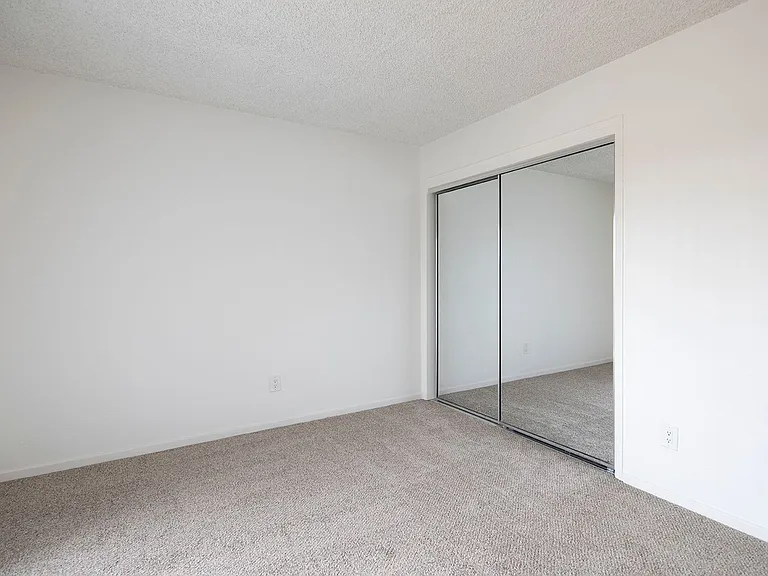 Emerald Manor Apartments — Photo 19
