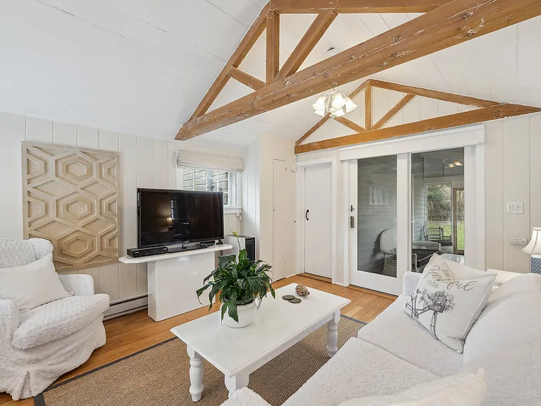31 Wainscott Stone Rd — Photo 7
