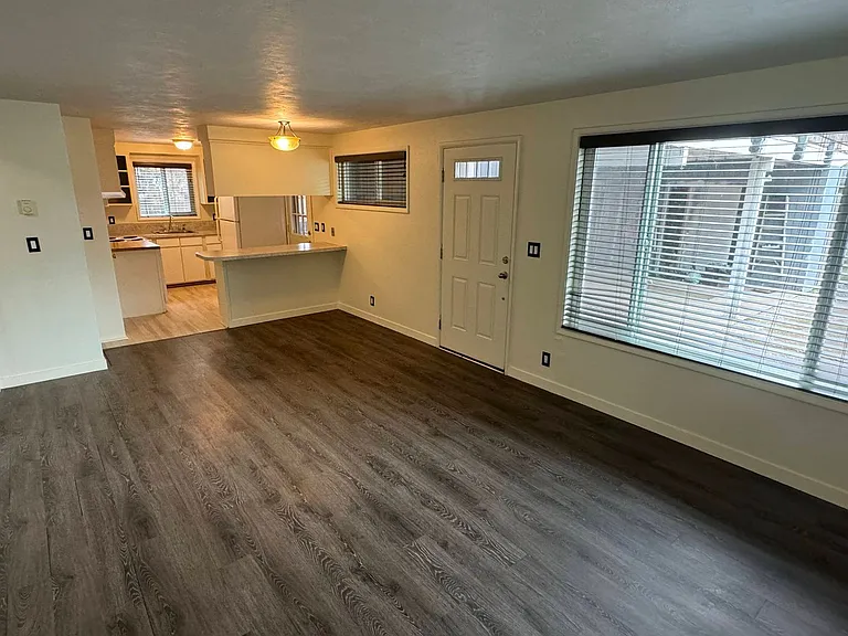 1582 Bogart Ln — Photo 4