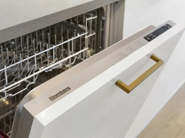 470 Dean Street image 3 of 14