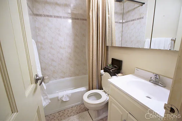 Rented by City Connections Realty | media 32