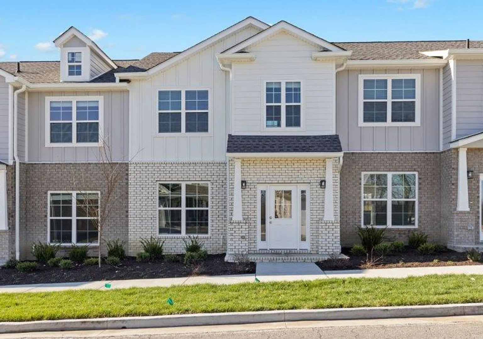 Stadium Townhomes — Photo 2