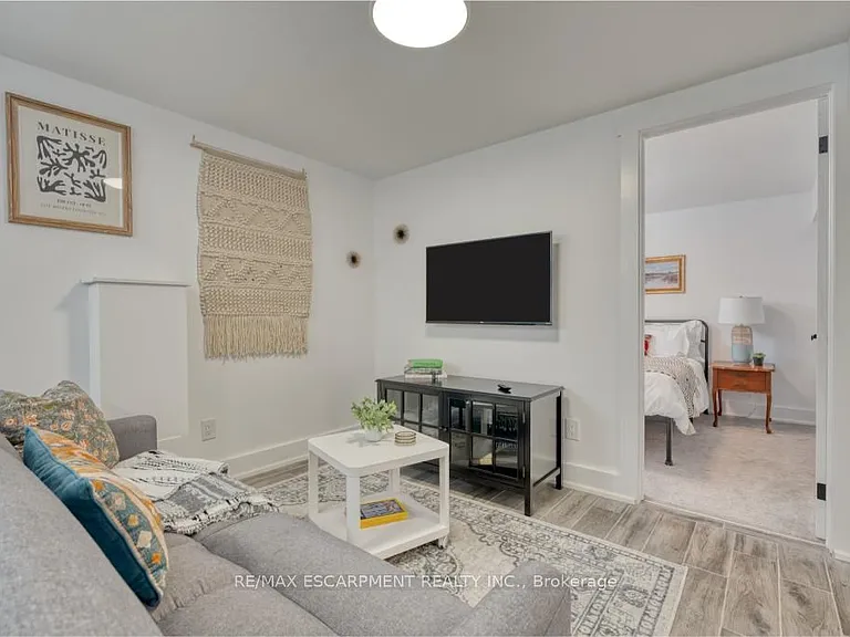 239 Cloverdale Ave E #LOWER — Photo 15