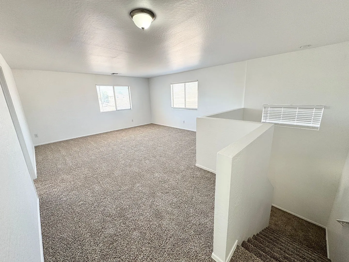 Remodeled 5 Bedroom/3 Bathroom + Large Loft in Tolleson — Photo 3