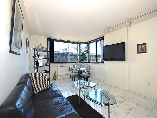 Rented by essential NEW YORK Real Estate | media 17