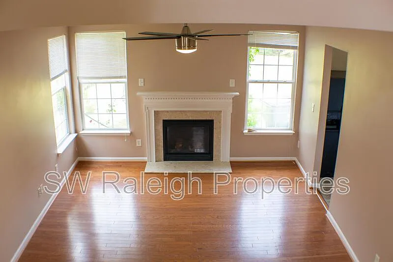 3 bed, 2.5 bath, 1851 sqft, $2,100 — Photo 3