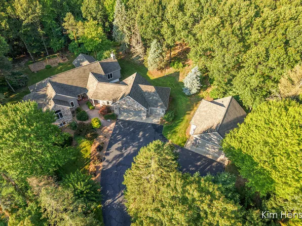 2260 Sprucewood Ct NE, Belmont, MI 49306