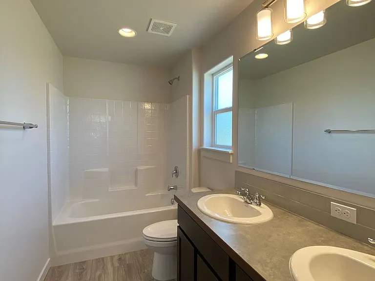220 W Maple St #B — Photo 10
