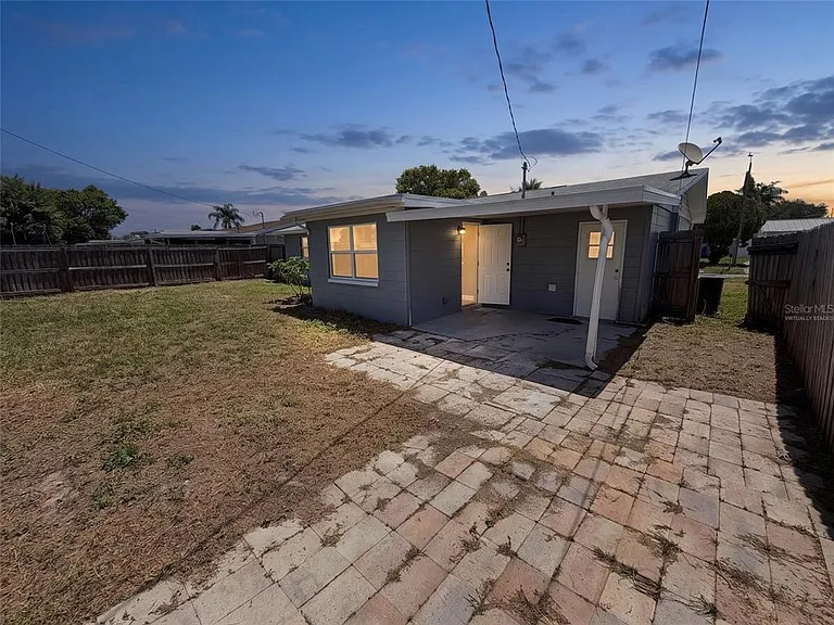 3511 Cambridge St — Photo 35