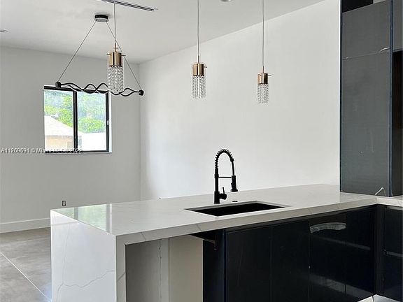 5th image of 4633 SW 32nd Ave #1