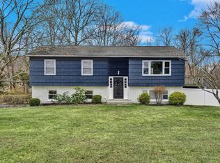 17 Meadow Park Rd, Baldwin Place, NY 10505