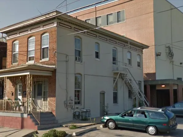 8 N Cherry St, Freeport, IL 61032