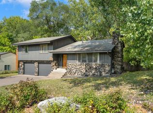 180 Woodridge Dr, Vadnais Heights, MN 55127