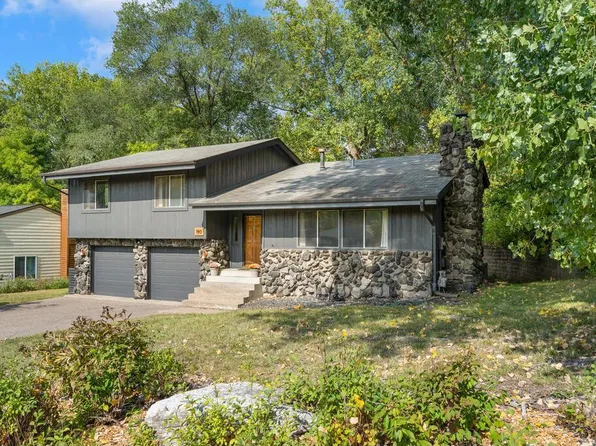 180 Woodridge Dr, Vadnais Heights, MN 55127